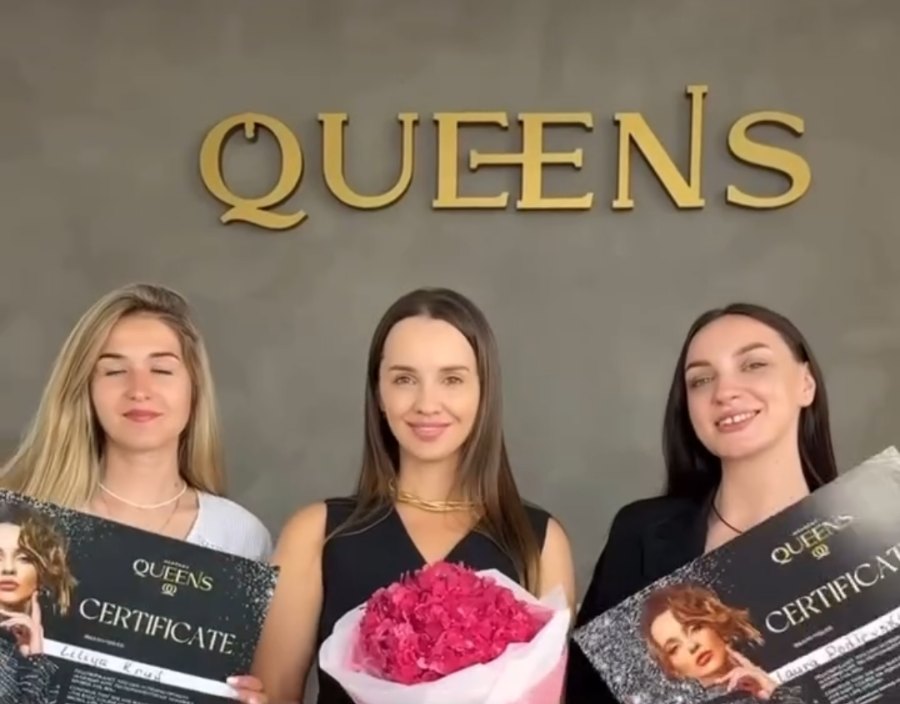 Выпускницы QUEENS Academy с сертификатами